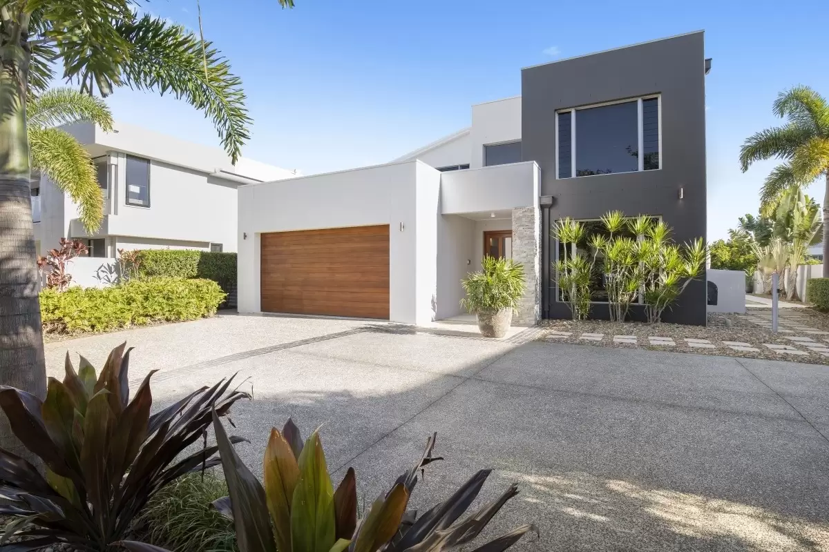 5068 Emerald Island Drive, Carrara Sold by Queensland Sotheby's International Realty - image 1