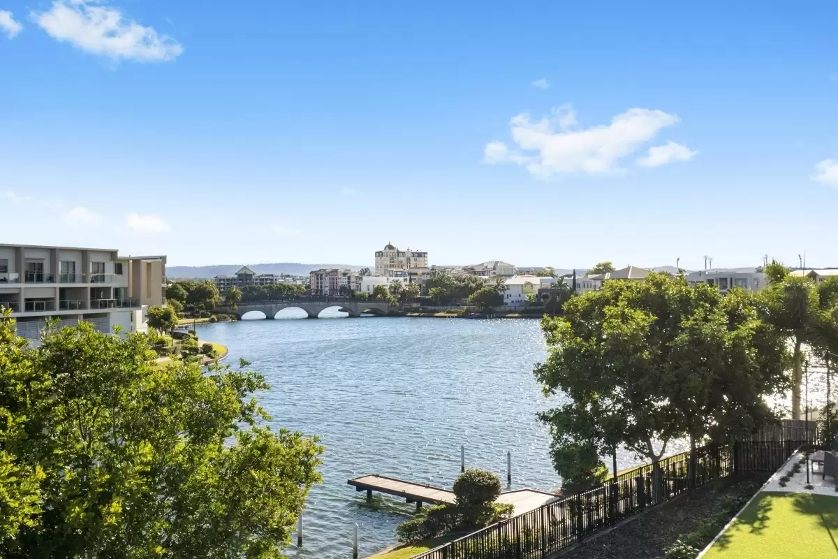 5068 Emerald Island Drive, Carrara Sold by Queensland Sotheby's International Realty - image 1