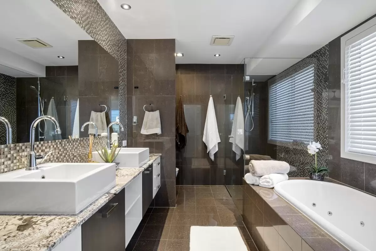 5068 Emerald Island Drive, Carrara Sold by Queensland Sotheby's International Realty - image 1