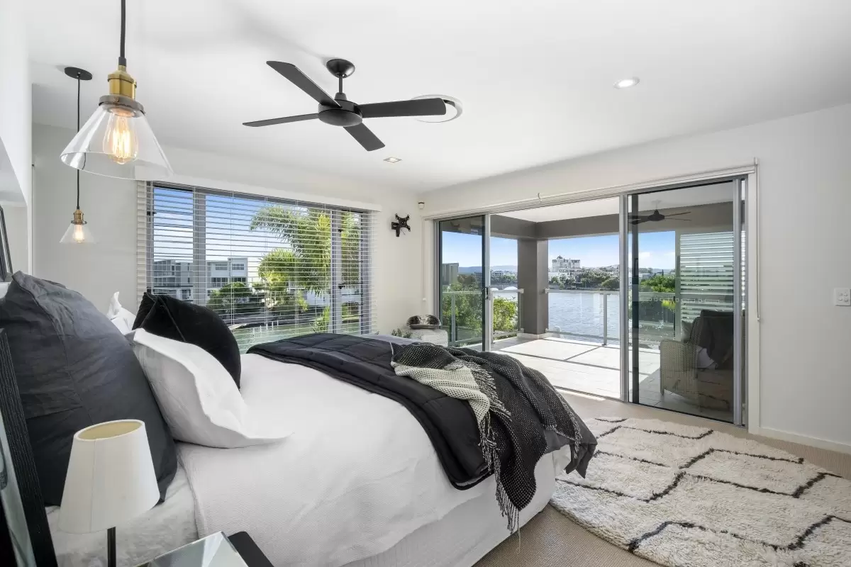 5068 Emerald Island Drive, Carrara Sold by Queensland Sotheby's International Realty - image 1
