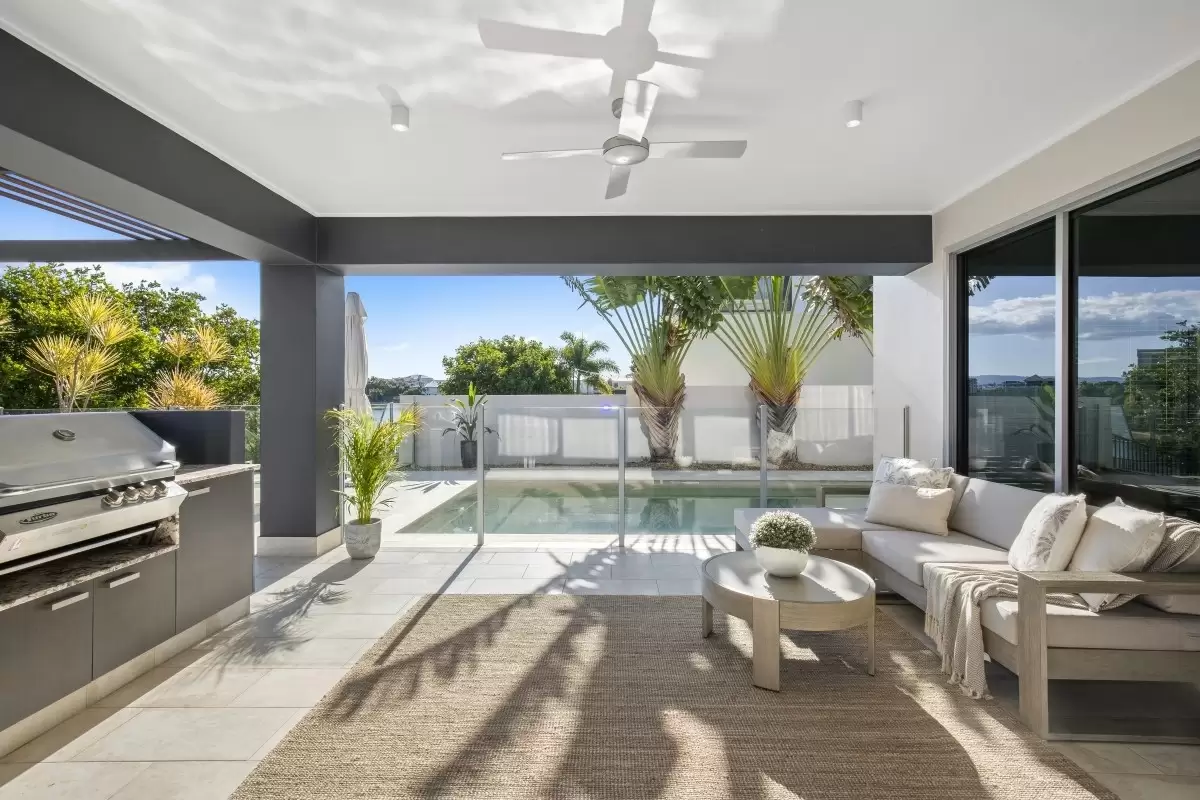5068 Emerald Island Drive, Carrara Sold by Queensland Sotheby's International Realty - image 1