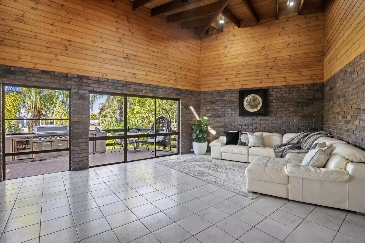 7 Craig Avenue, Carrara Sold by Queensland Sotheby's International Realty - image 1