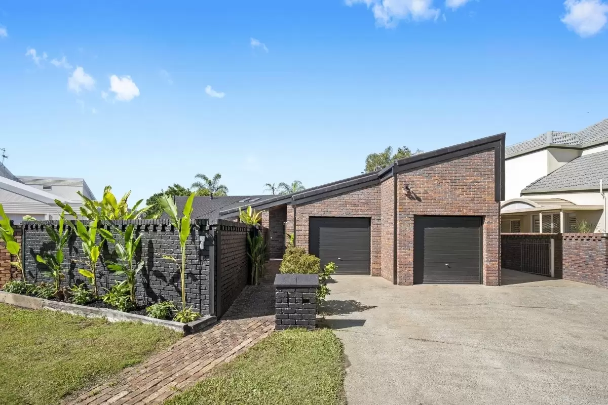 7 Craig Avenue, Carrara Sold by Queensland Sotheby's International Realty - image 1