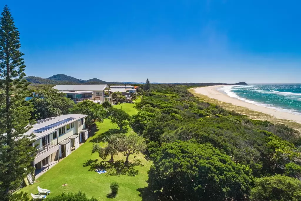 2 Peninsula Street, Hastings Point Sold by Queensland Sotheby's International Realty - image 1