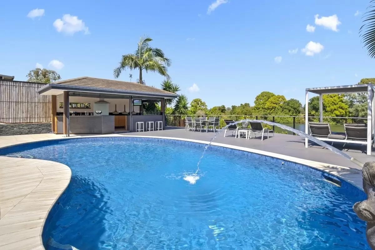 20 Kawana Crescent, Ashmore Sold by Queensland Sotheby's International Realty - image 1
