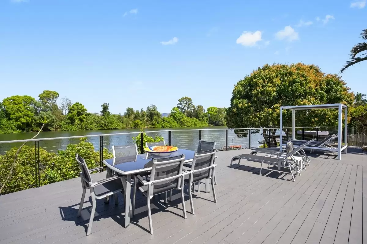 20 Kawana Crescent, Ashmore Sold by Queensland Sotheby's International Realty - image 1