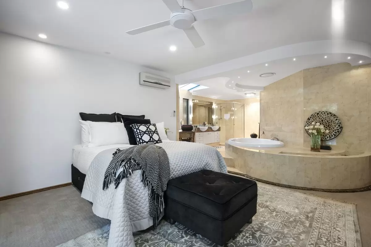20 Kawana Crescent, Ashmore Sold by Queensland Sotheby's International Realty - image 1