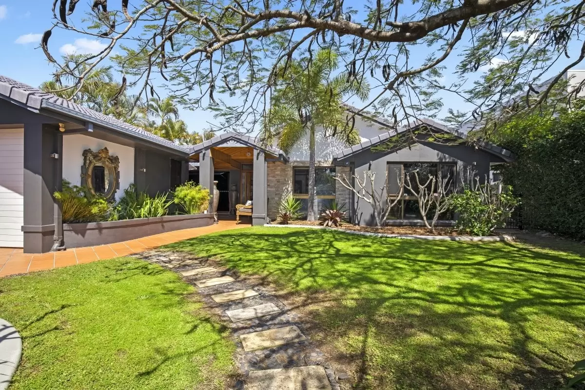 20 Kawana Crescent, Ashmore Sold by Queensland Sotheby's International Realty - image 1