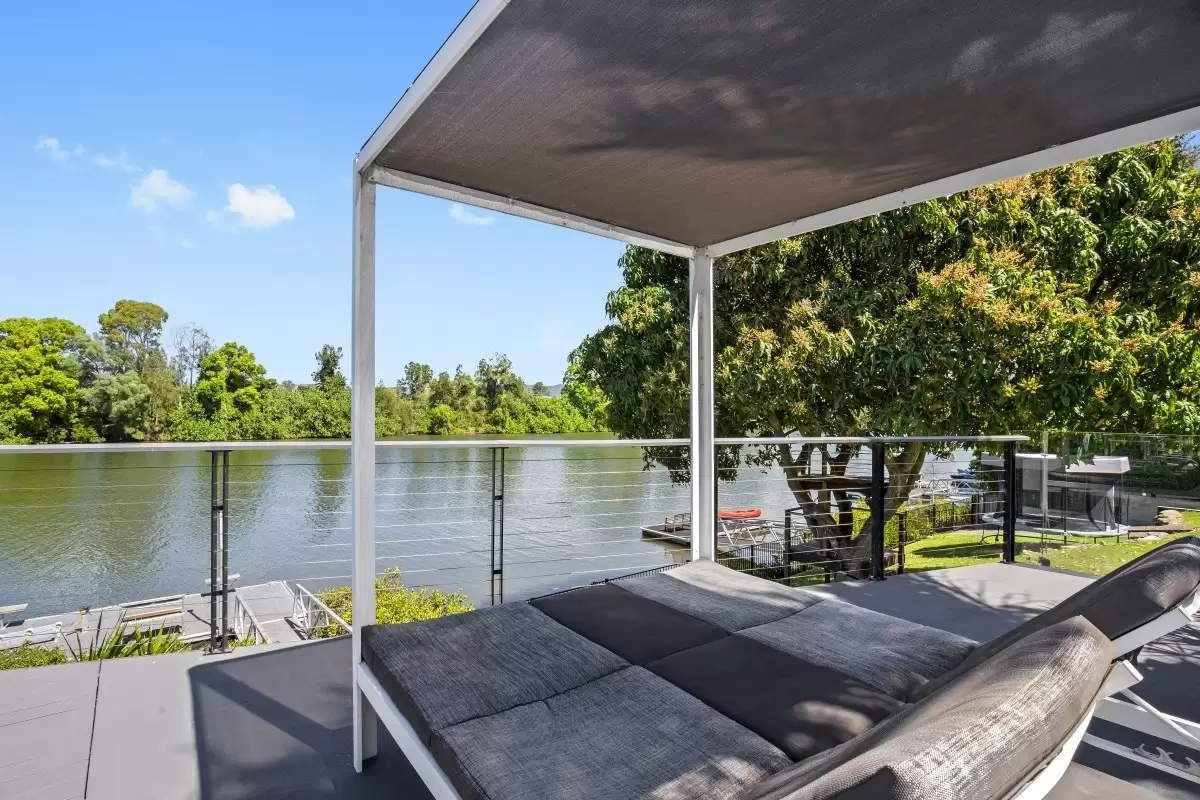 20 Kawana Crescent, Ashmore Sold by Queensland Sotheby's International Realty - image 1