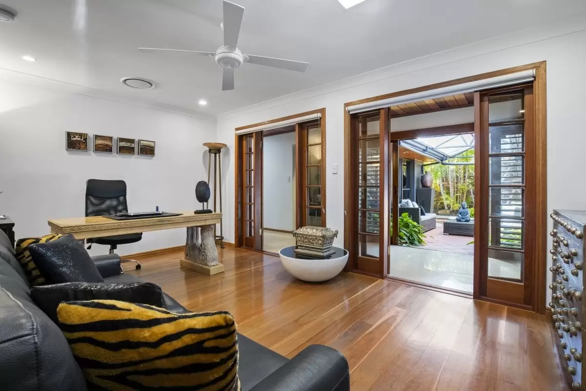 20 Kawana Crescent, Ashmore Sold by Queensland Sotheby's International Realty - image 1