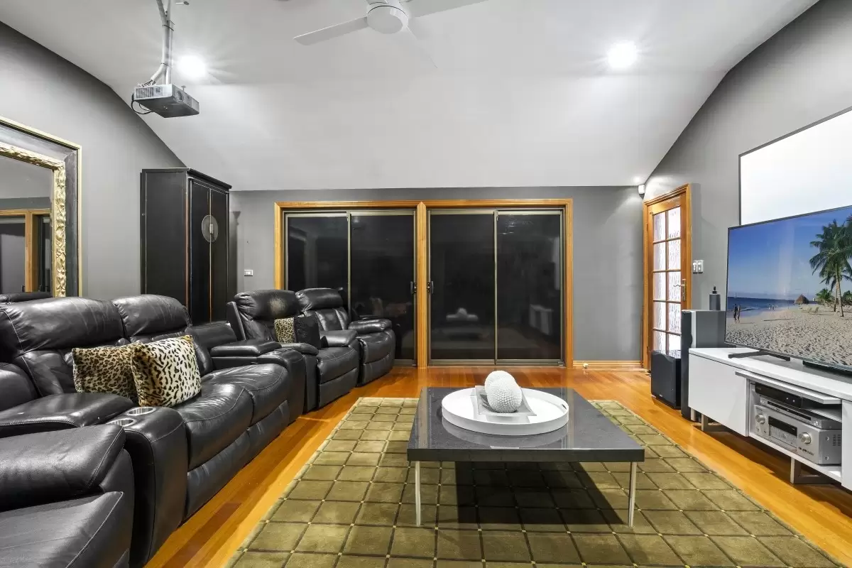 20 Kawana Crescent, Ashmore Sold by Queensland Sotheby's International Realty - image 1
