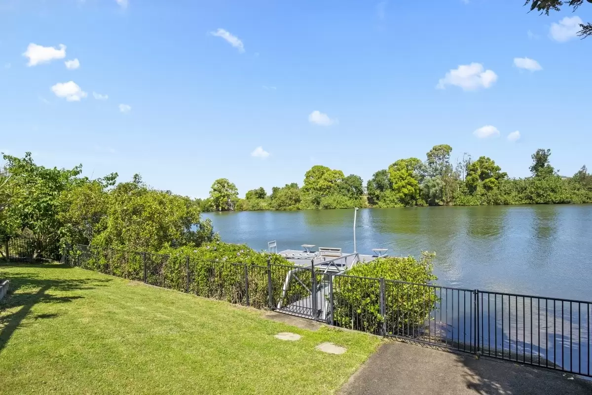 20 Kawana Crescent, Ashmore Sold by Queensland Sotheby's International Realty - image 1