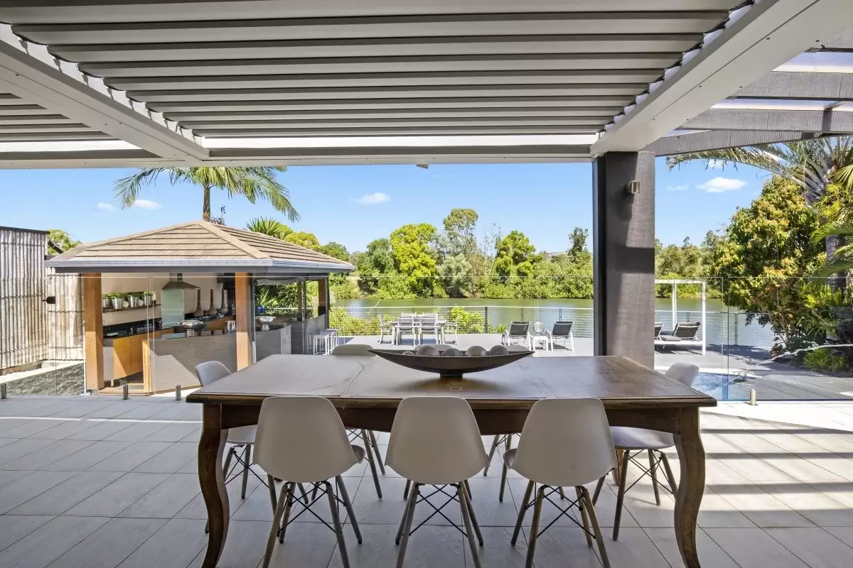 20 Kawana Crescent, Ashmore Sold by Queensland Sotheby's International Realty - image 1