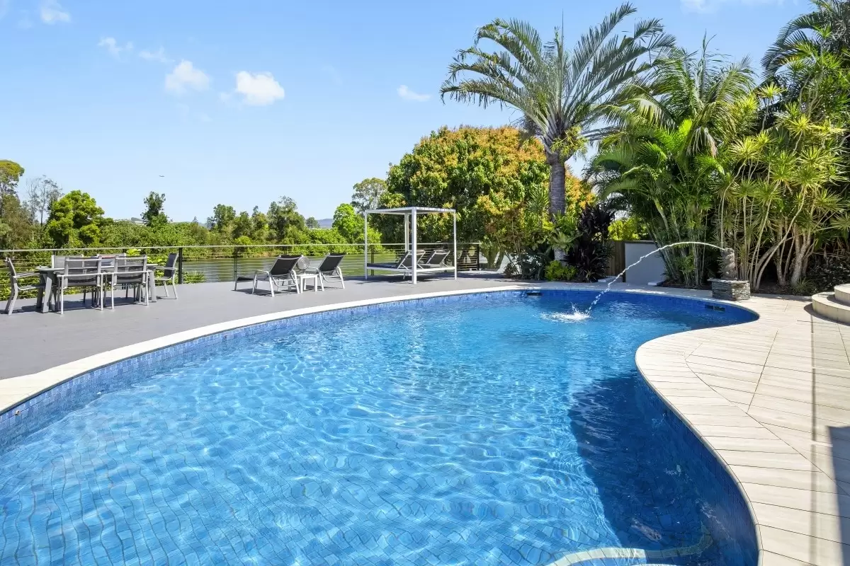 20 Kawana Crescent, Ashmore Sold by Queensland Sotheby's International Realty - image 1