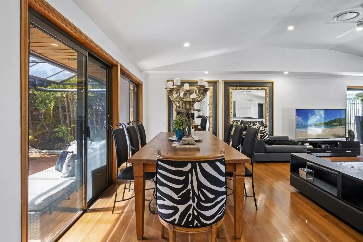 20 Kawana Crescent, Ashmore Sold by Queensland Sotheby's International Realty - image 1