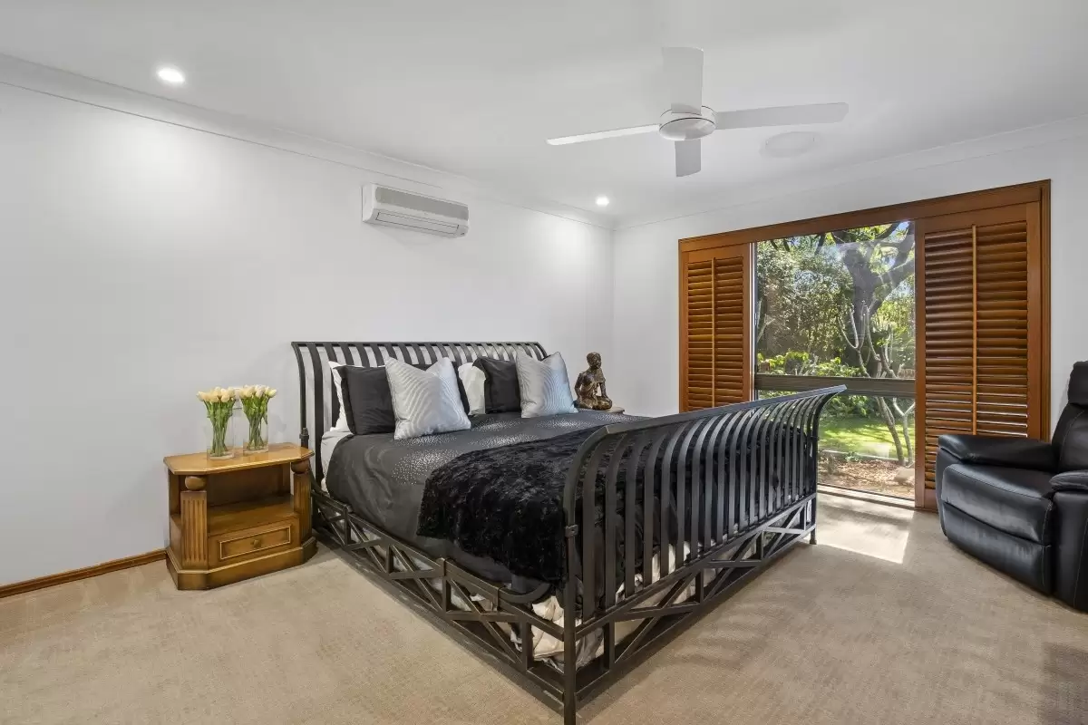 20 Kawana Crescent, Ashmore Sold by Queensland Sotheby's International Realty - image 1