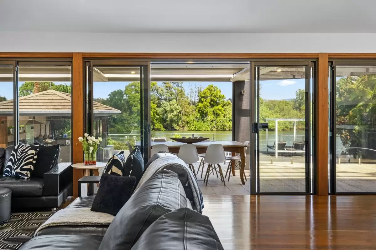 20 Kawana Crescent, Ashmore Sold by Queensland Sotheby's International Realty - image 1