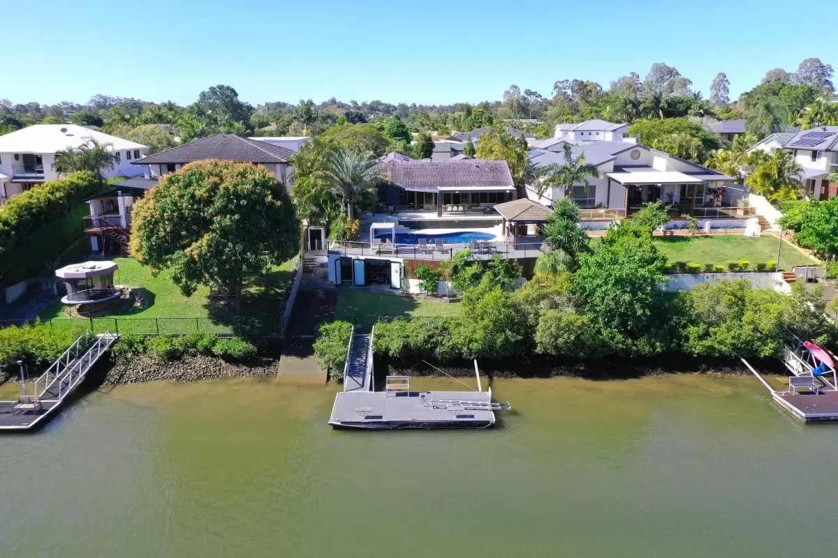 20 Kawana Crescent, Ashmore Sold by Queensland Sotheby's International Realty - image 1