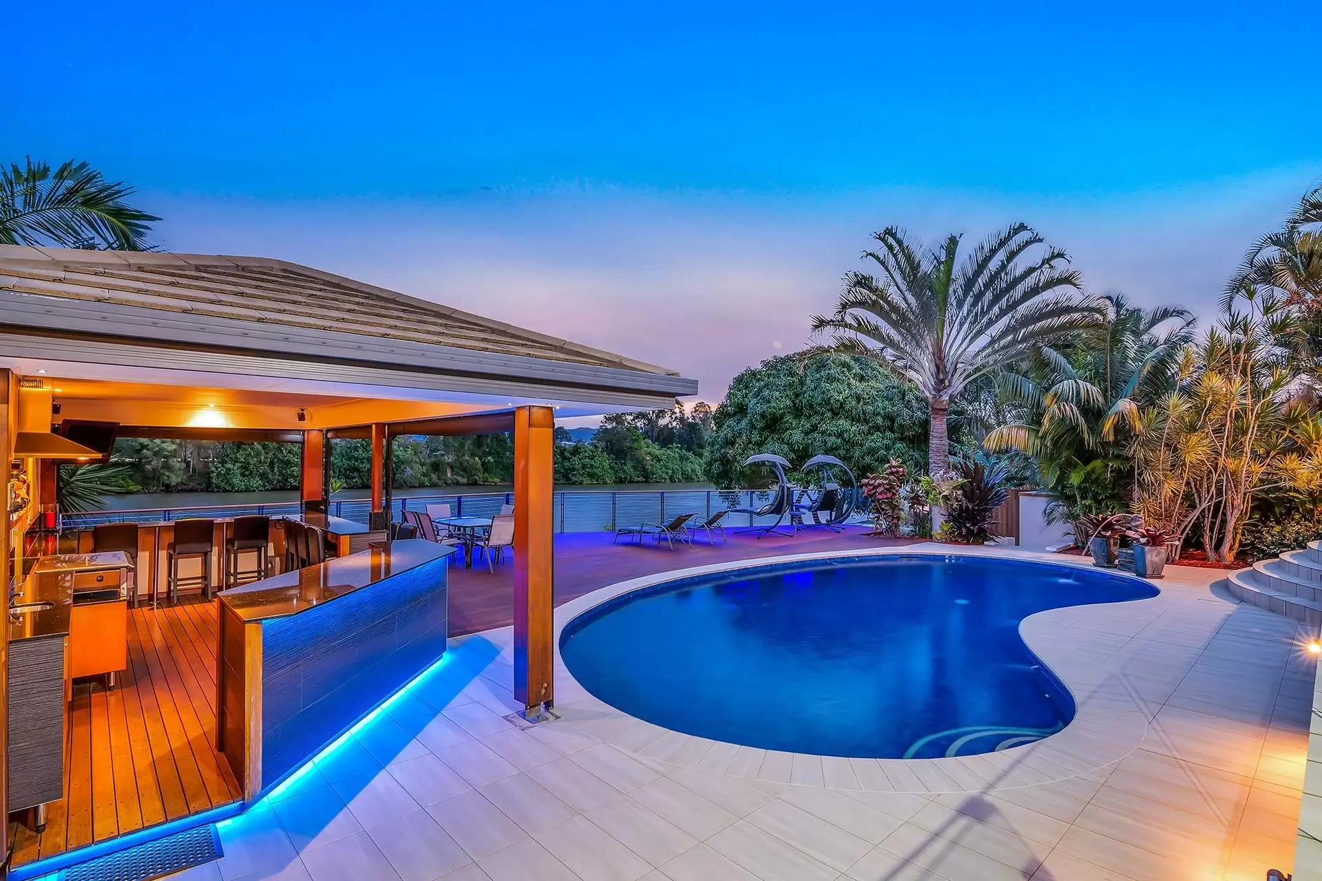 20 Kawana Crescent, Ashmore Sold by Queensland Sotheby's International Realty - image 1