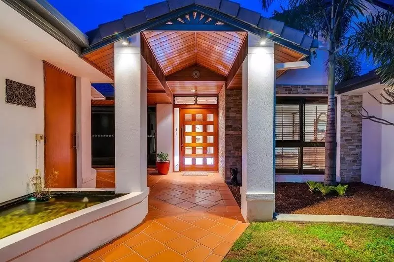 20 Kawana Crescent, Ashmore Sold by Queensland Sotheby's International Realty - image 1
