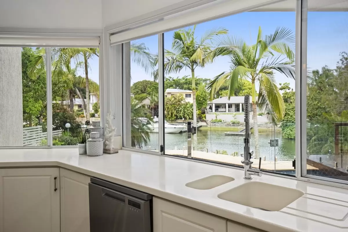 5 Craig Avenue, Carrara Sold by Queensland Sotheby's International Realty - image 1