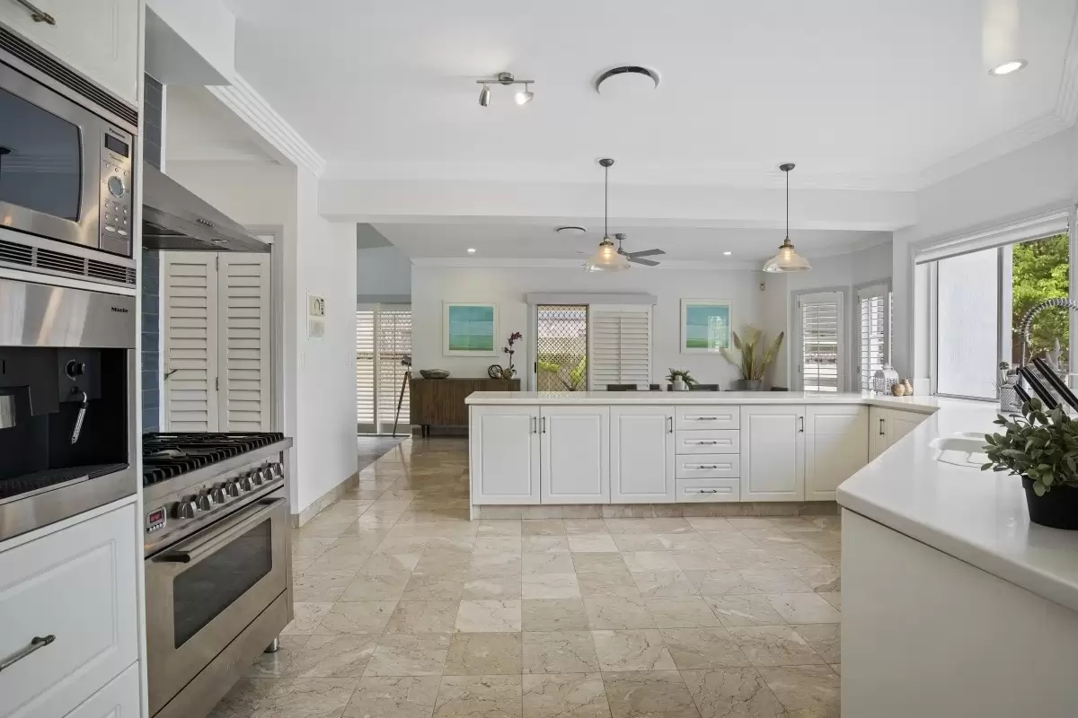 5 Craig Avenue, Carrara Sold by Queensland Sotheby's International Realty - image 1
