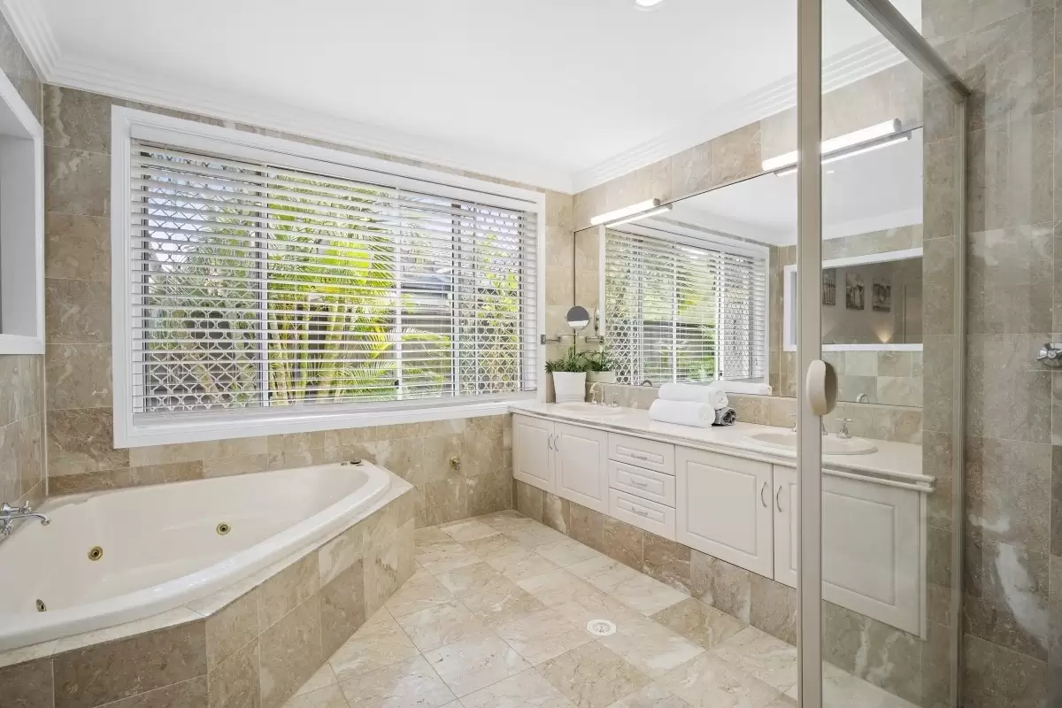 5 Craig Avenue, Carrara Sold by Queensland Sotheby's International Realty - image 1