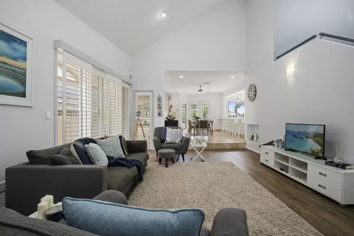 5 Craig Avenue, Carrara Sold by Queensland Sotheby's International Realty - image 1