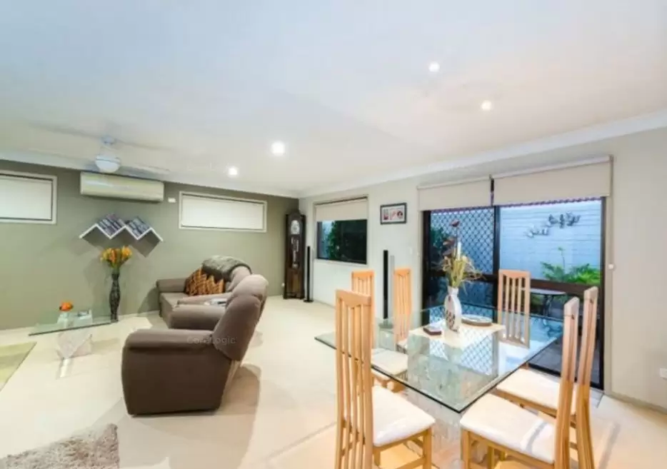71 Crombie Avenue, Bundall Sold by Queensland Sotheby's International Realty - image 1