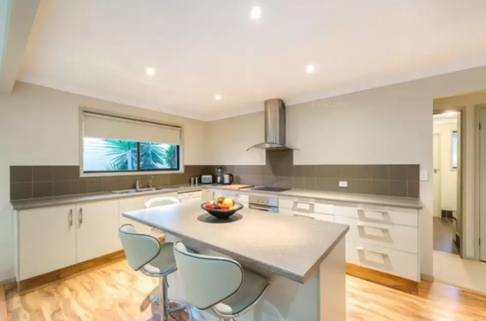 71 Crombie Avenue, Bundall Sold by Queensland Sotheby's International Realty - image 1