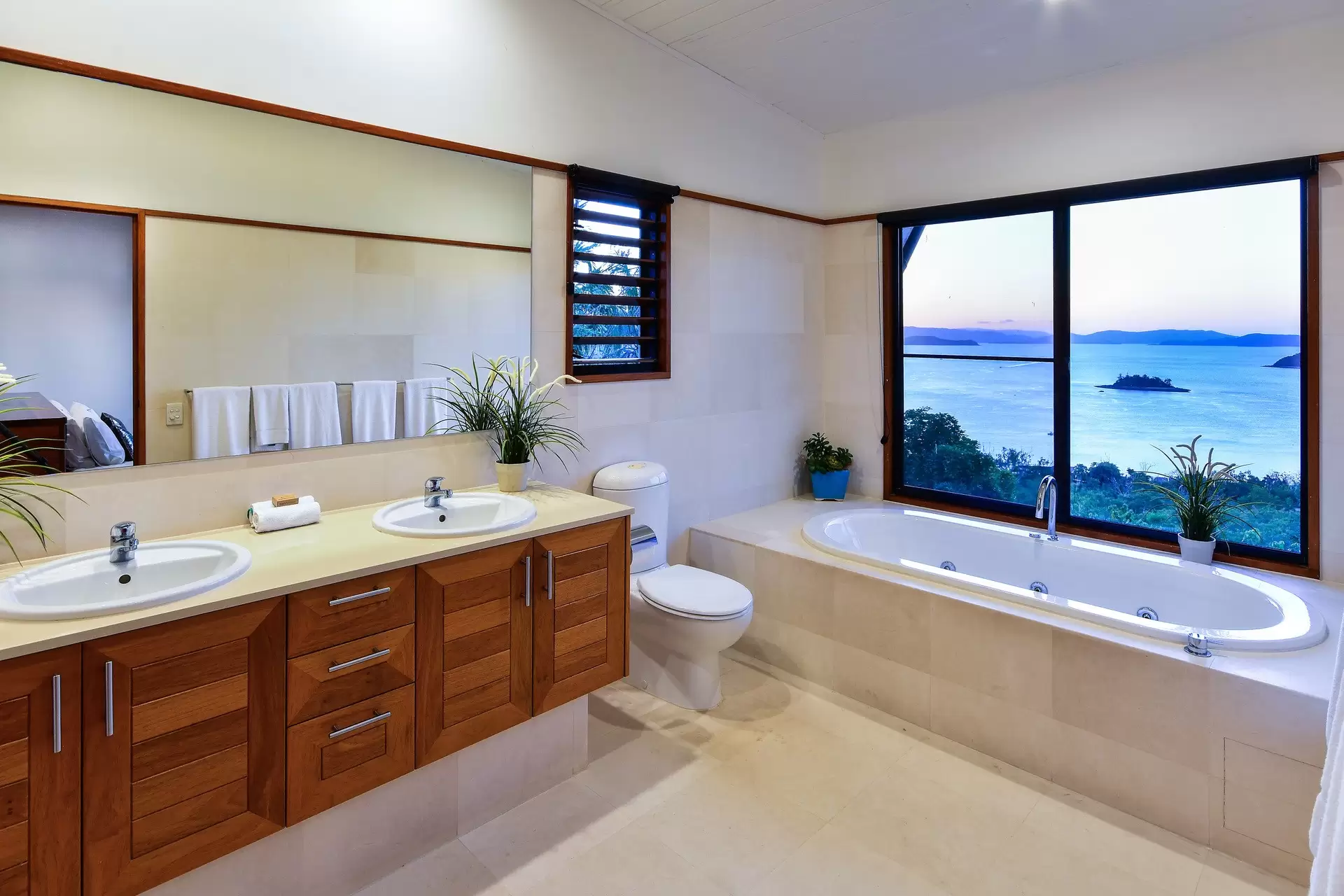 12 Great Northern Highway, Hamilton Island Sold by  - image 1