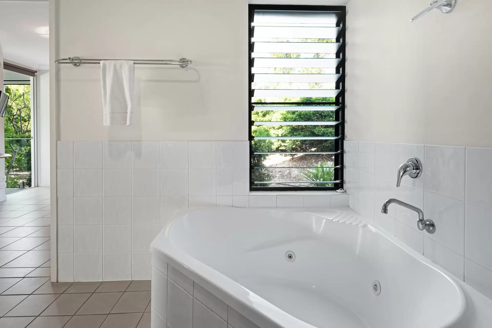 25/5 Banksia Court, Hamilton Island Sold by Queensland Sotheby's International Realty - image 1