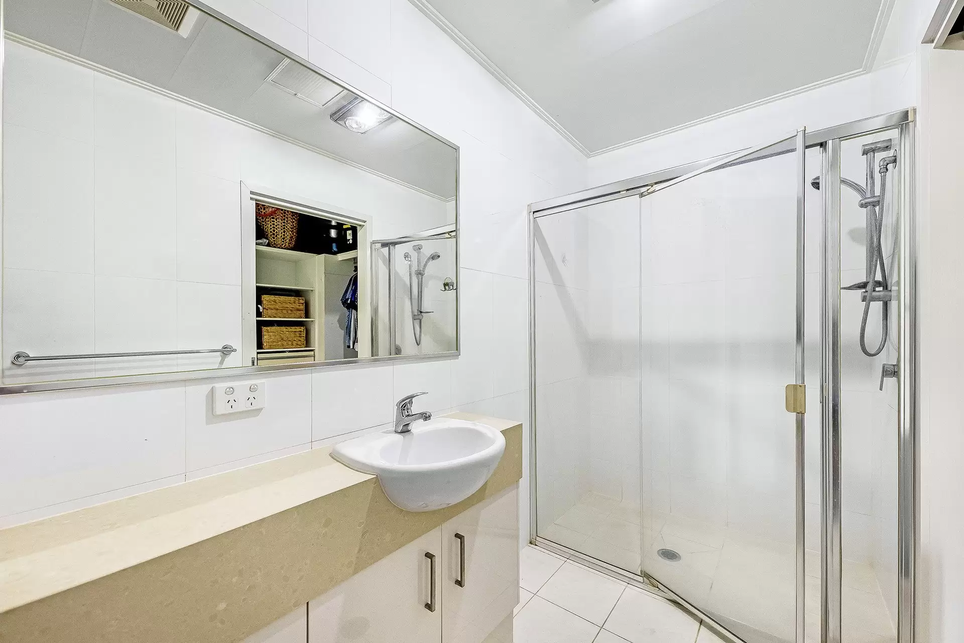 3/3-5 Beach Parade, Surfers Paradise Sold by Queensland Sotheby's International Realty - image 1