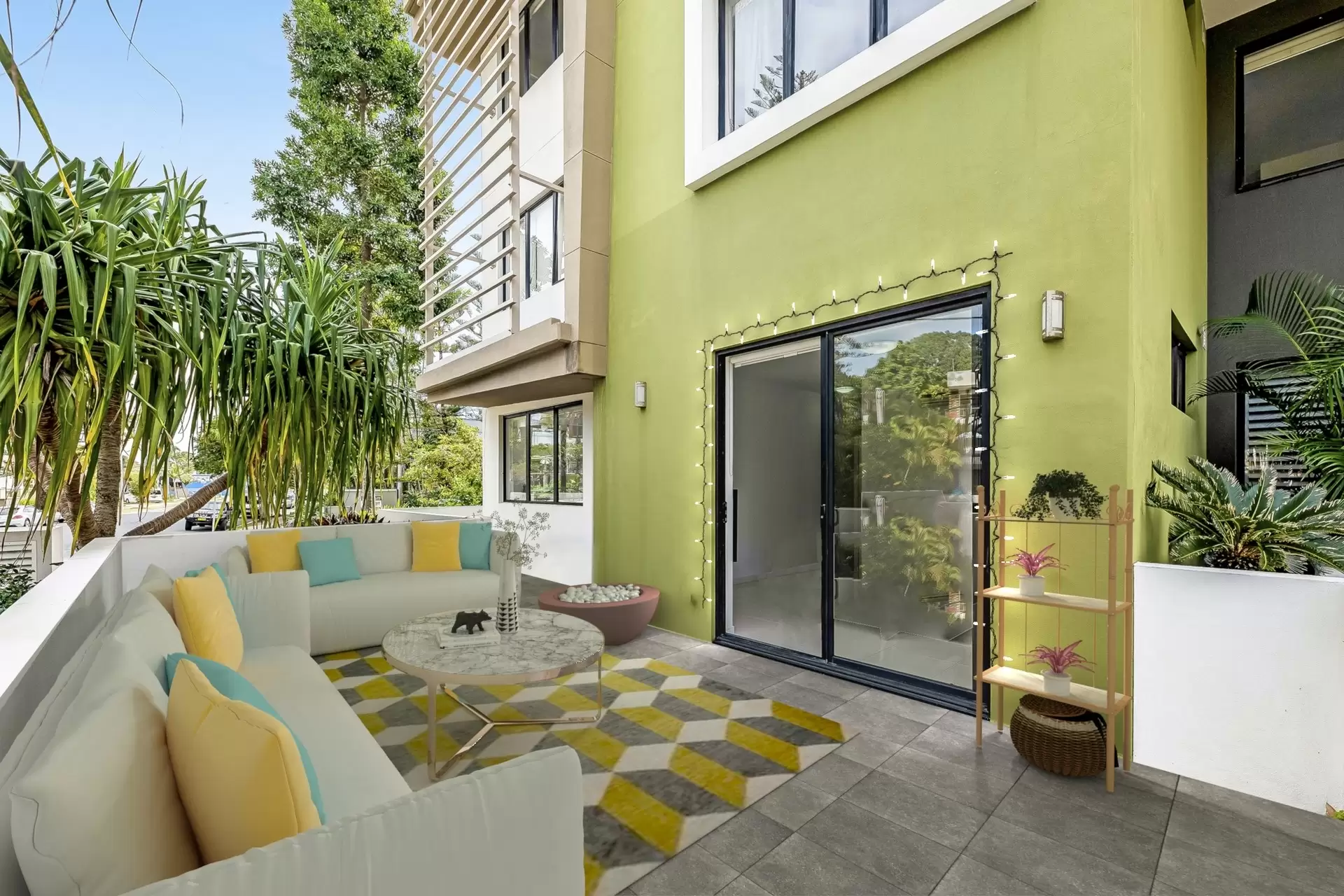 3/3-5 Beach Parade, Surfers Paradise Sold by Queensland Sotheby's International Realty - image 1