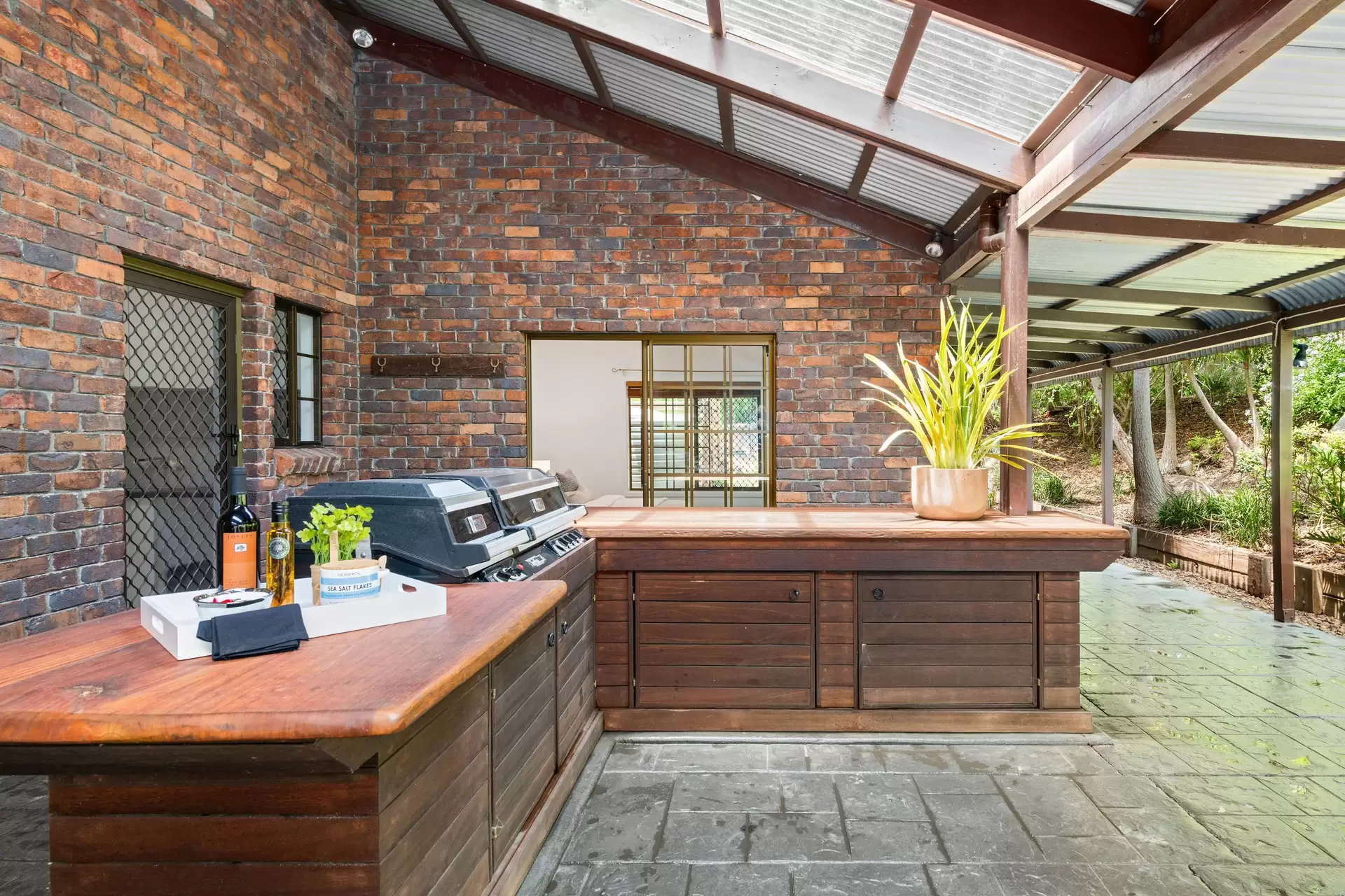96 Eastwood Street, Chandler Sold by Queensland Sotheby's International Realty - image 1