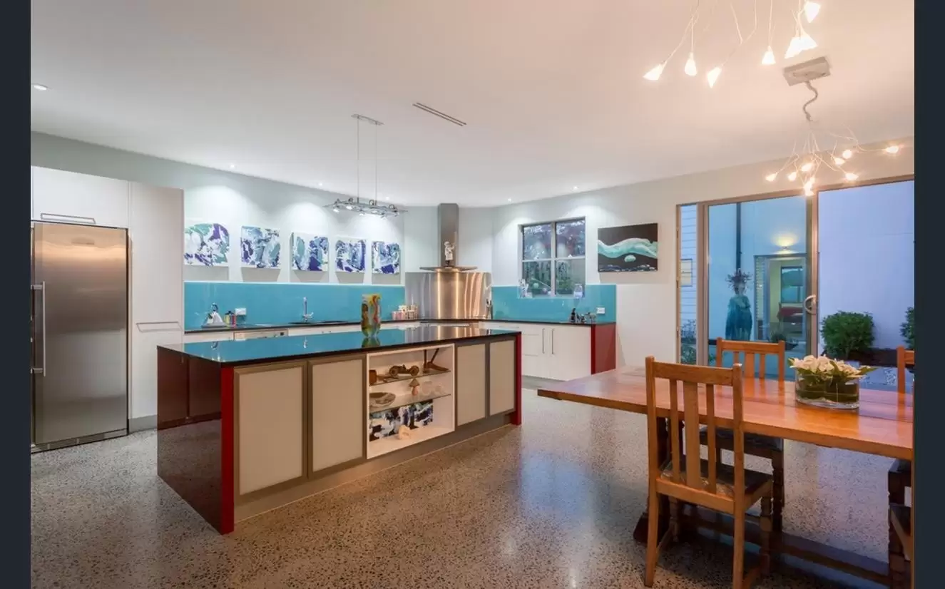 11 Boomerang Crescent, Sorrento Sold by Queensland Sotheby's International Realty - image 1
