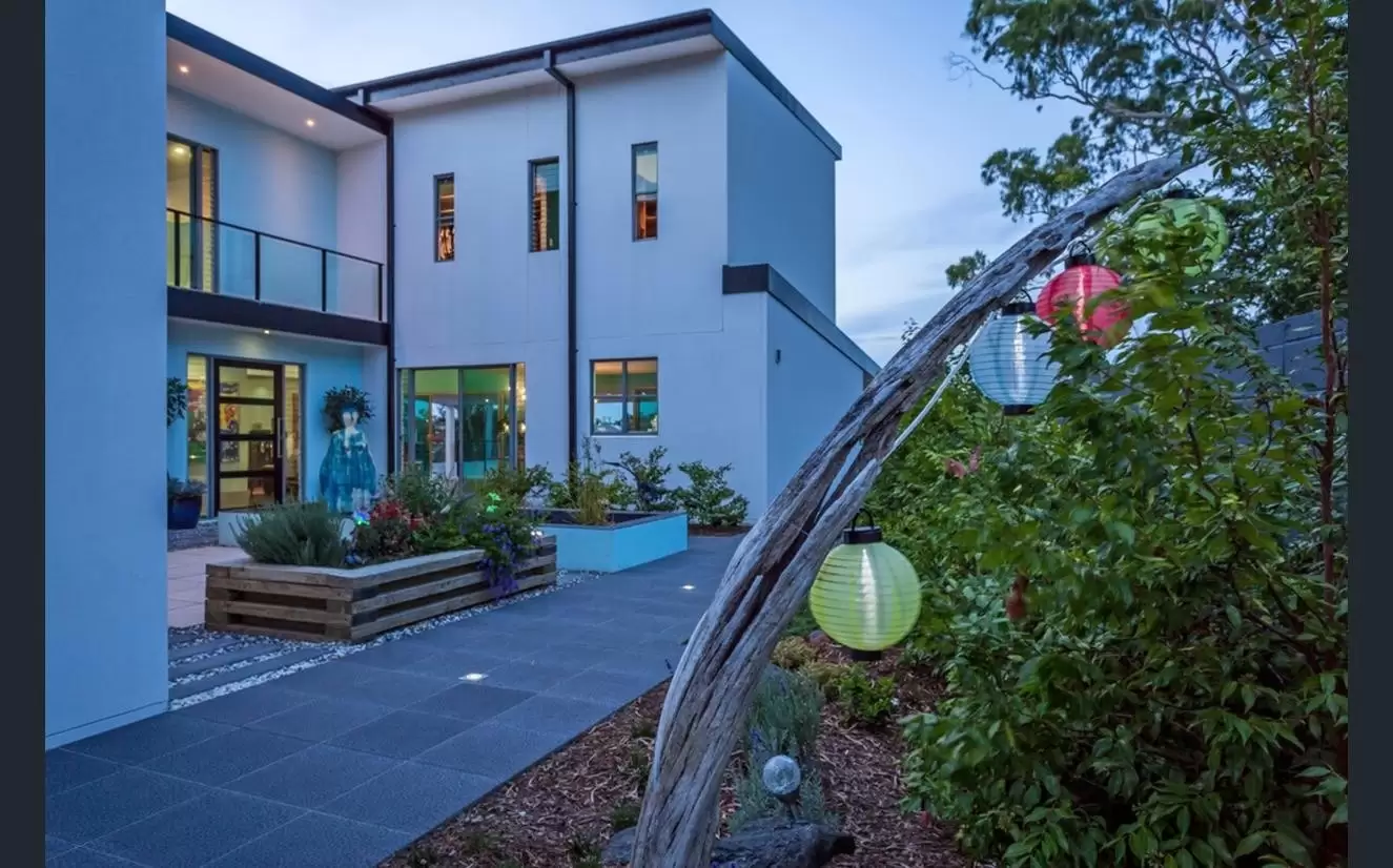 11 Boomerang Crescent, Sorrento Sold by Queensland Sotheby's International Realty - image 1