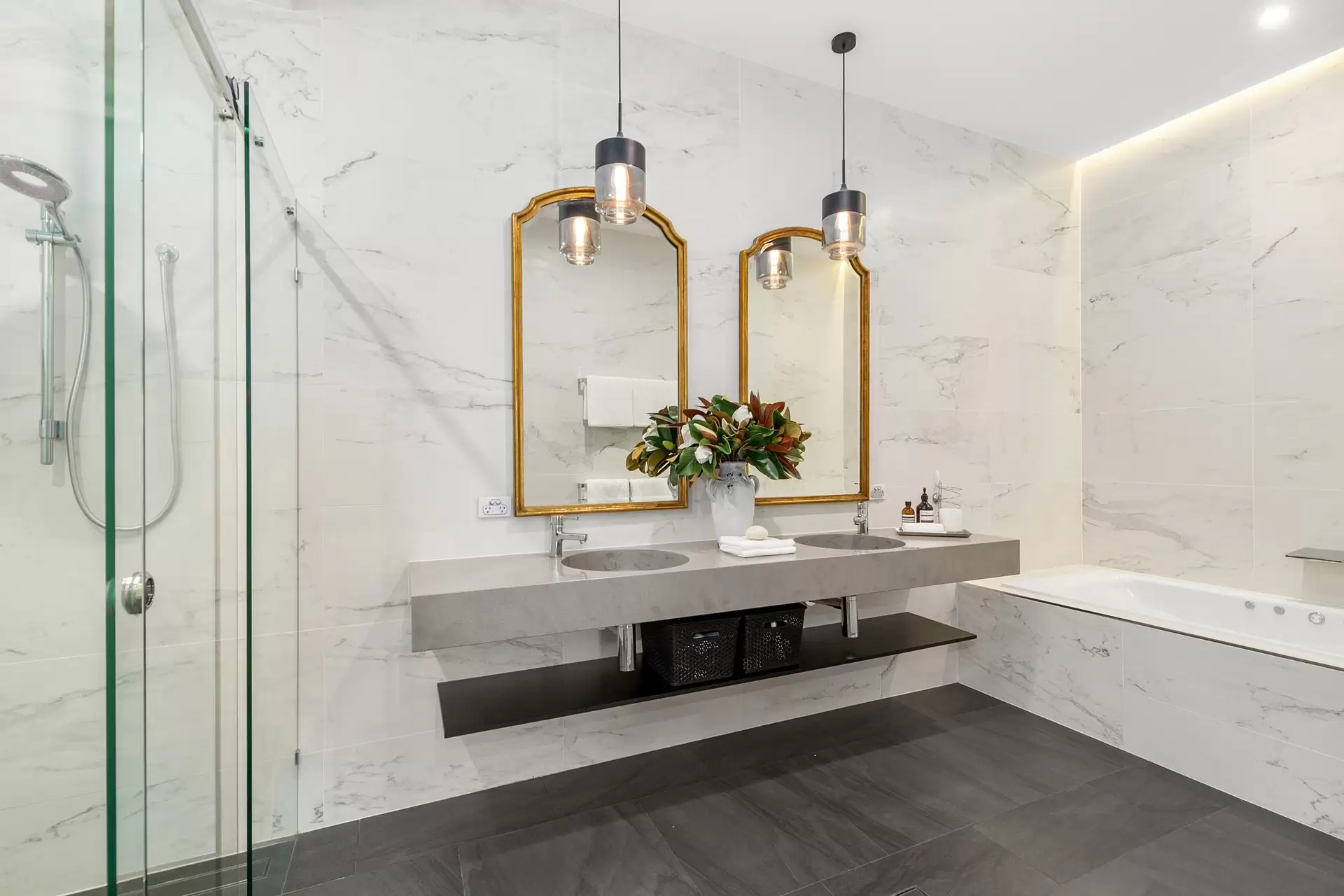 91 Hillside Crescent, Hamilton Sold by Queensland Sotheby's International Realty - image 1
