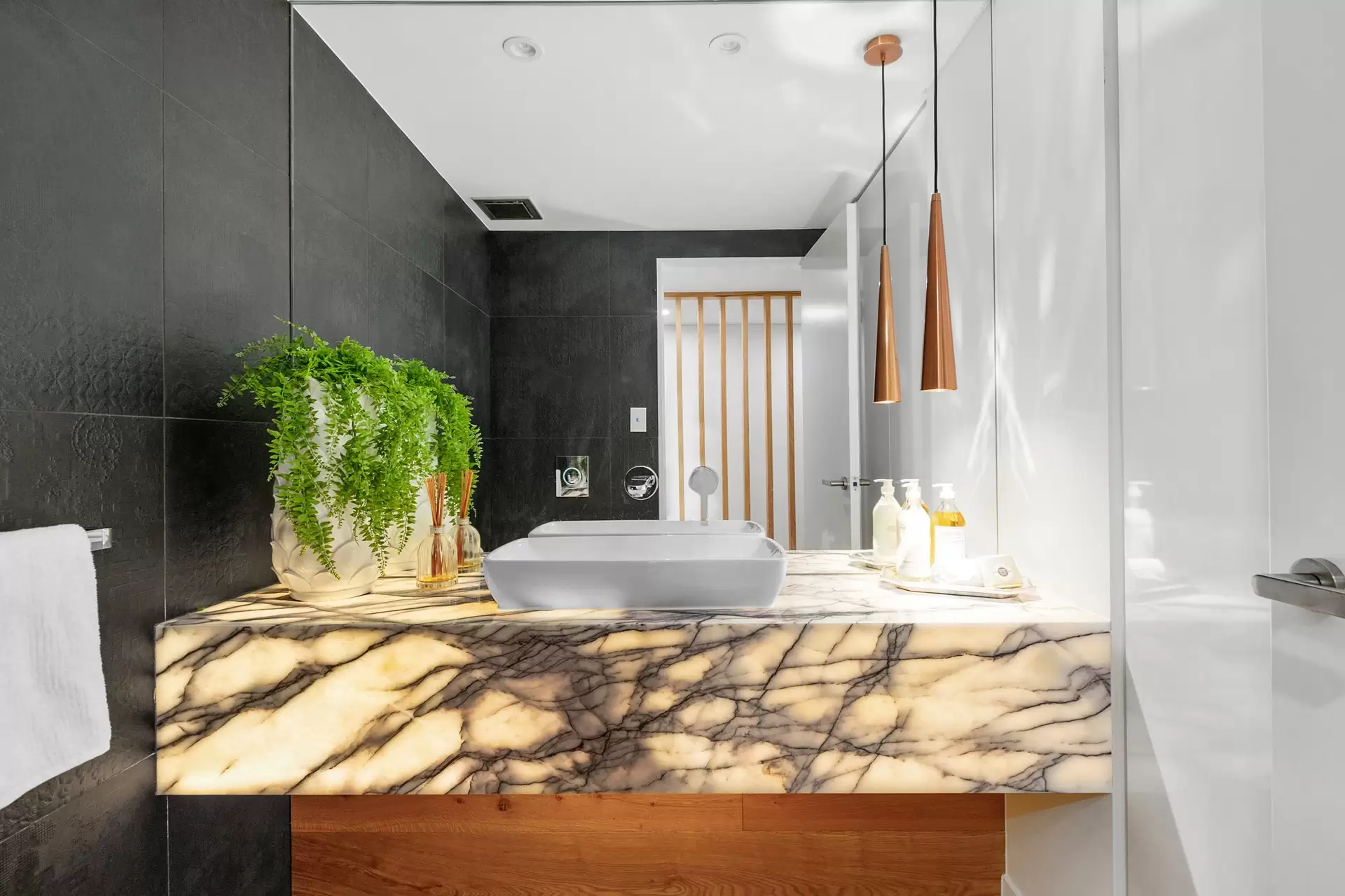 91 Hillside Crescent, Hamilton Sold by Queensland Sotheby's International Realty - image 1