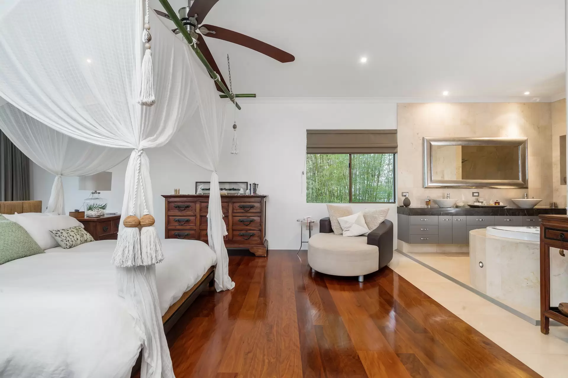 35 Southern Cross Drive, Surfers Paradise Sold by Queensland Sotheby's International Realty - image 1
