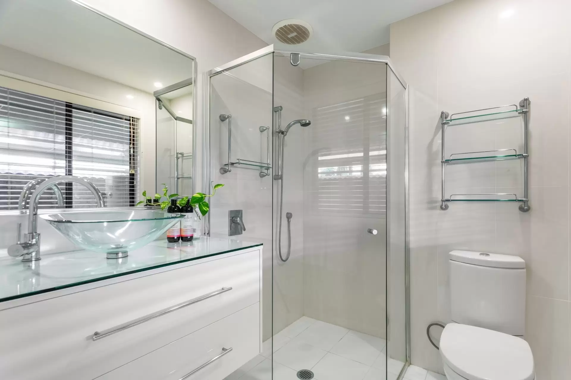 5 Fiesta Avenue, Isle Of Capri Sold by Queensland Sotheby's International Realty - image 1