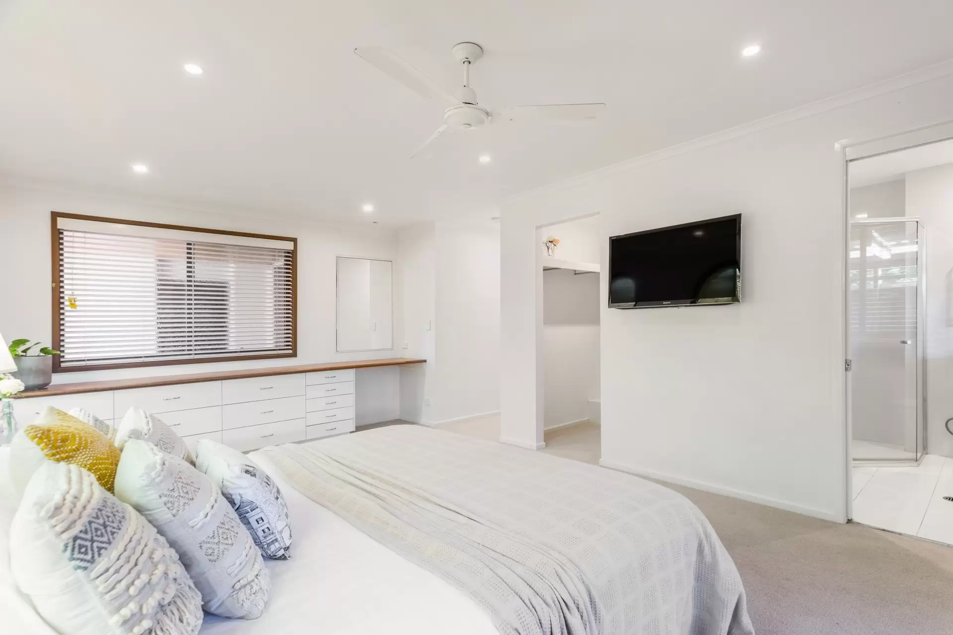 5 Fiesta Avenue, Isle Of Capri Sold by Queensland Sotheby's International Realty - image 1