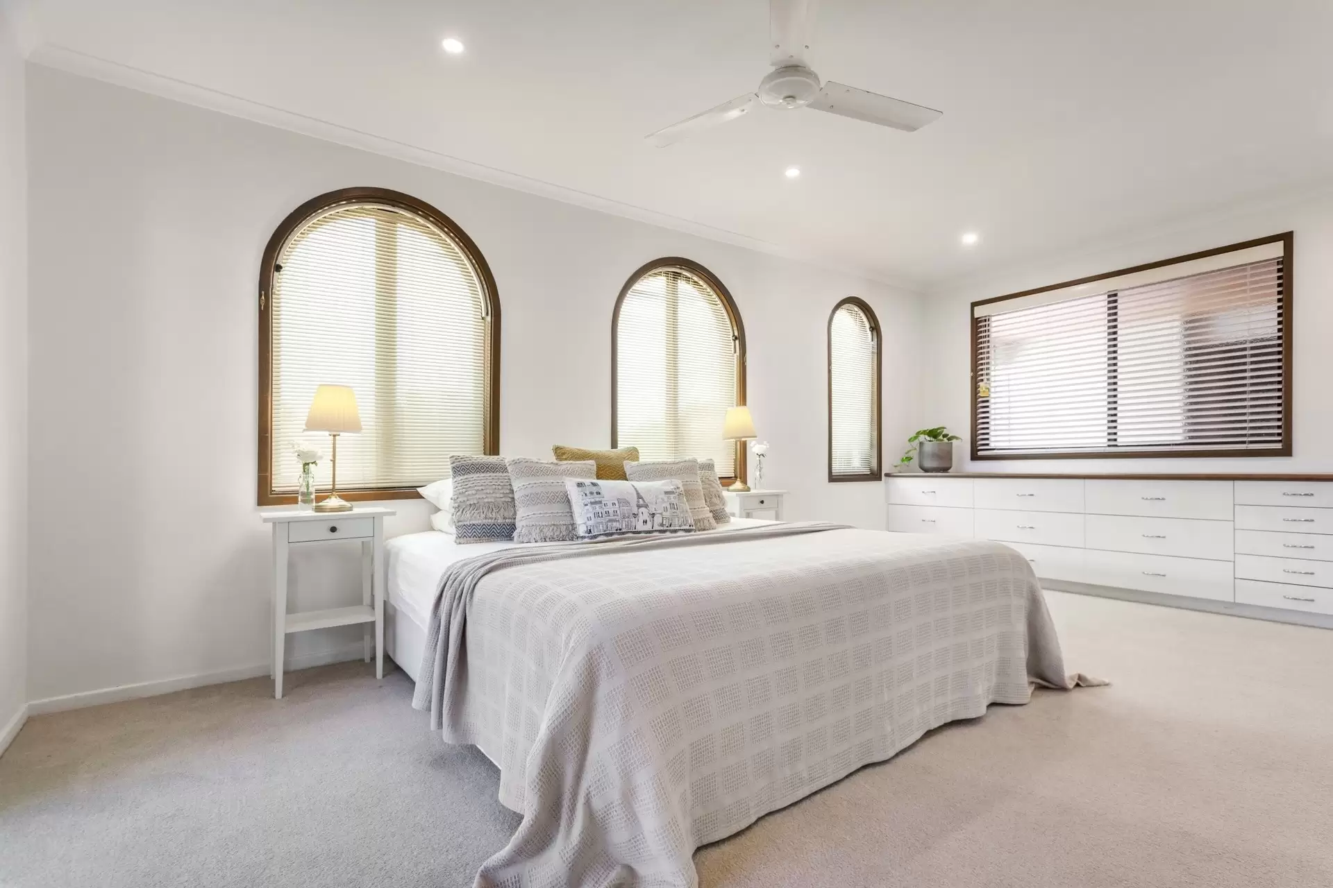 5 Fiesta Avenue, Isle Of Capri Sold by Queensland Sotheby's International Realty - image 1