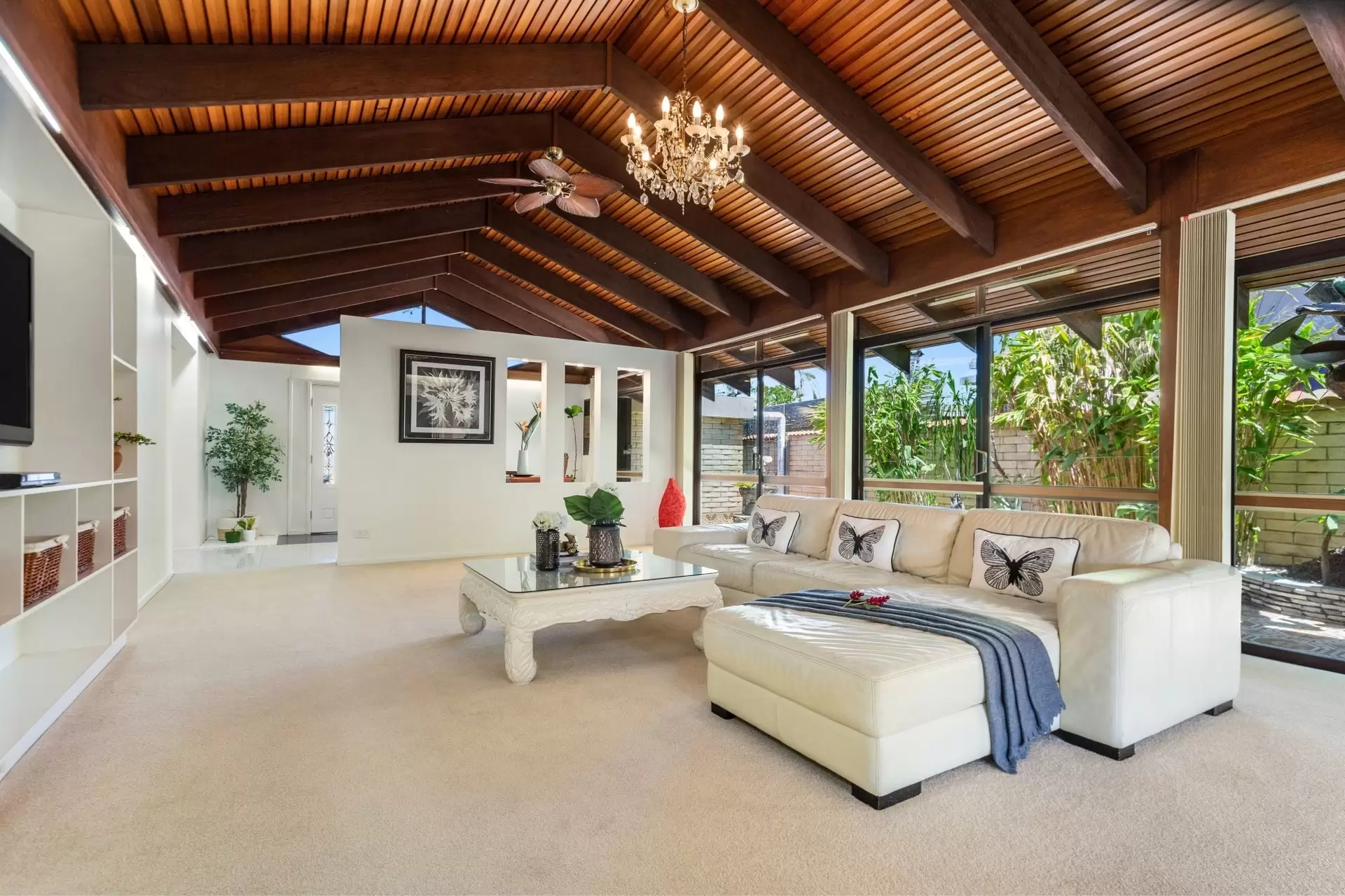 5 Fiesta Avenue, Isle Of Capri Sold by Queensland Sotheby's International Realty - image 1