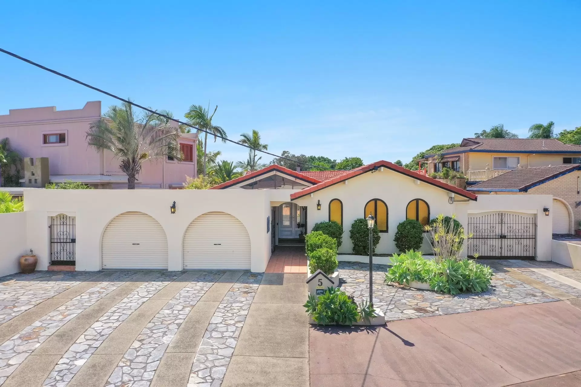 5 Fiesta Avenue, Isle Of Capri Sold by Queensland Sotheby's International Realty - image 1