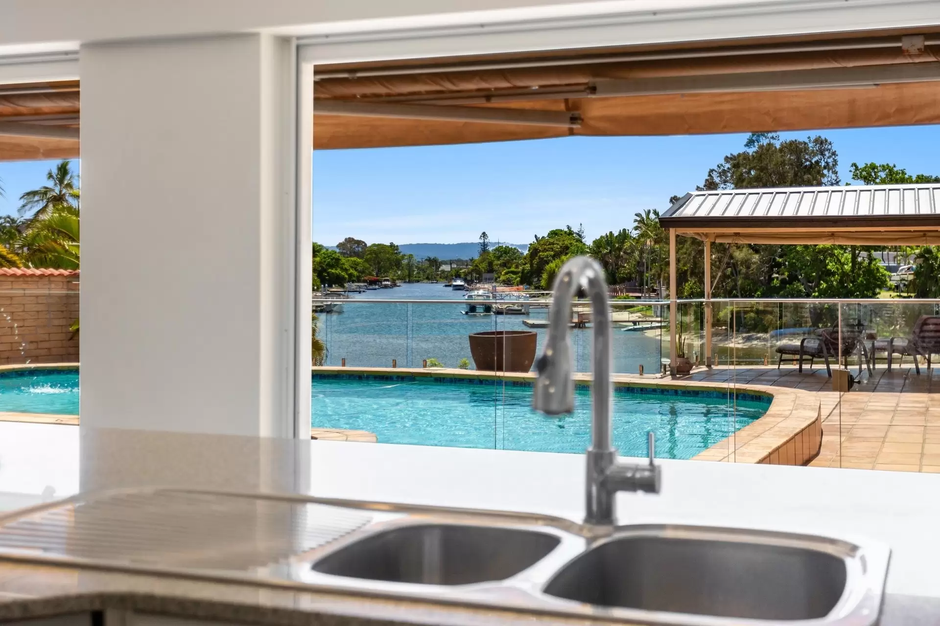 5 Fiesta Avenue, Isle Of Capri Sold by Queensland Sotheby's International Realty - image 1