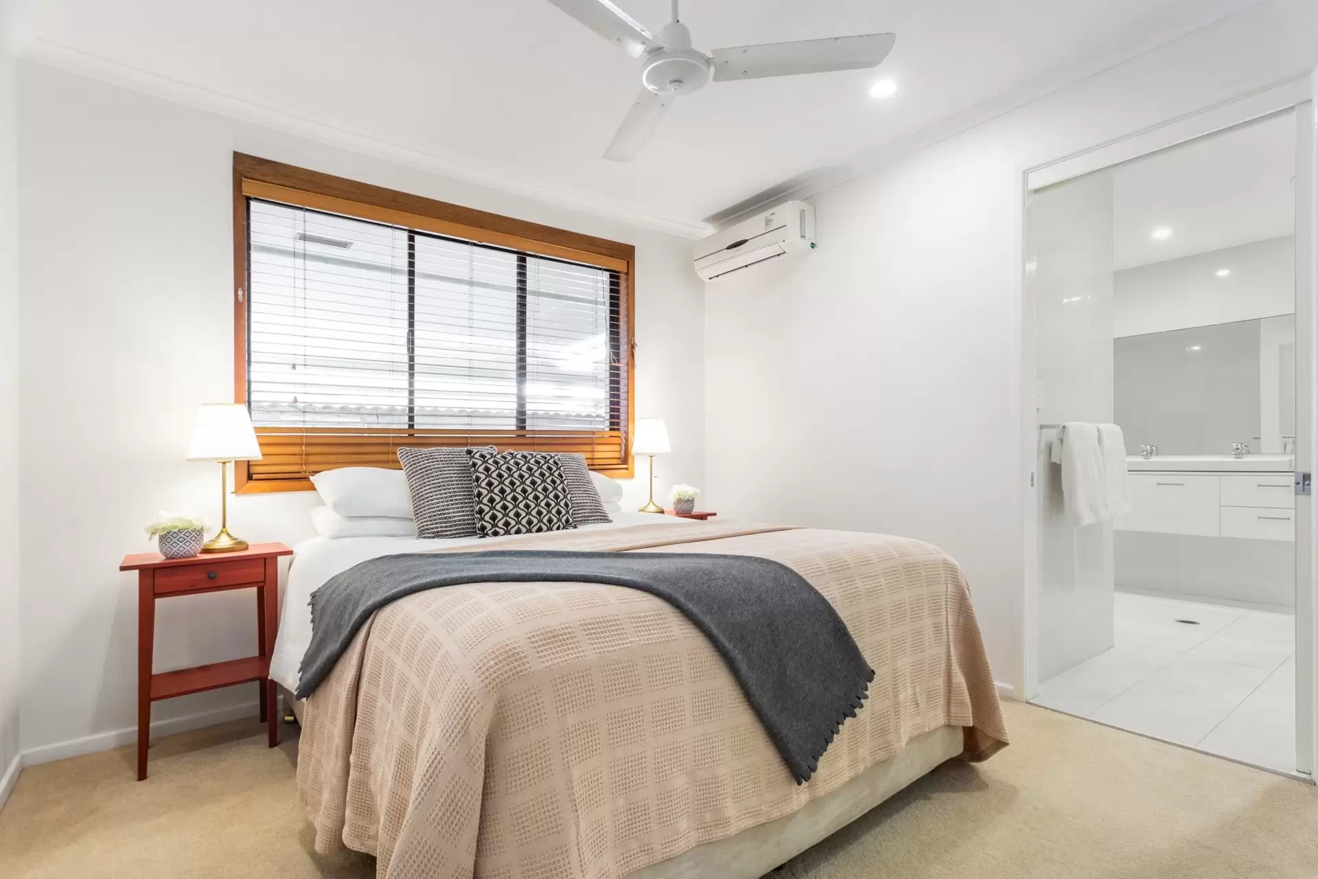 5 Fiesta Avenue, Isle Of Capri Sold by Queensland Sotheby's International Realty - image 1