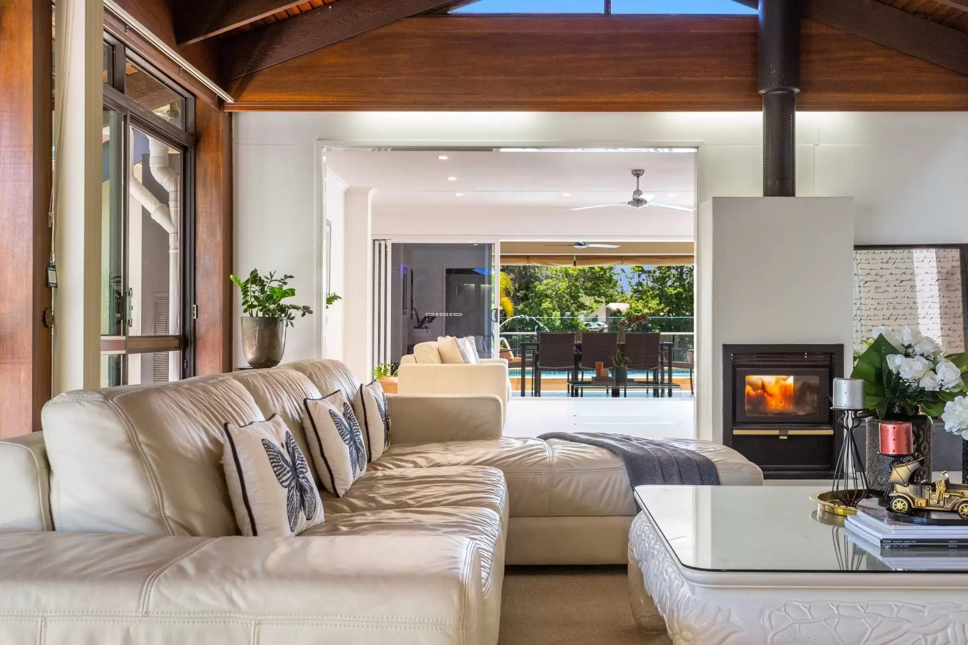 5 Fiesta Avenue, Isle Of Capri Sold by Queensland Sotheby's International Realty - image 1
