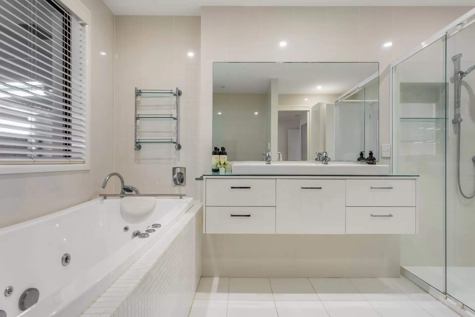 5 Fiesta Avenue, Isle Of Capri Sold by Queensland Sotheby's International Realty - image 1