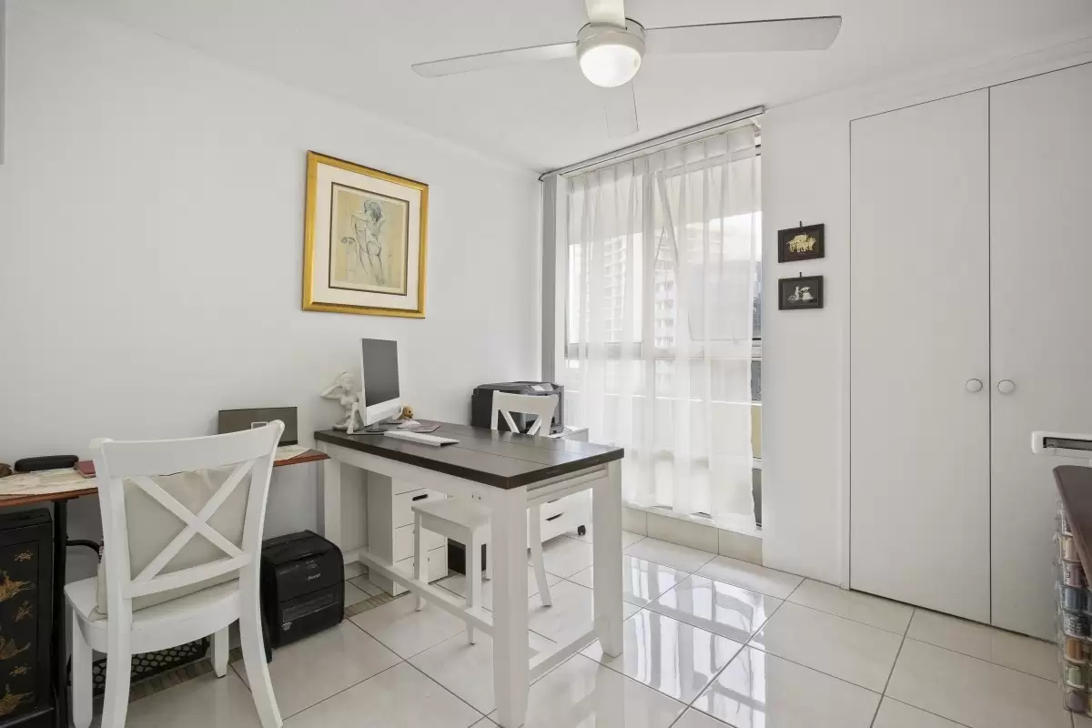 18/40 Ferny Avenue, Surfers Paradise Sold by  - image 1